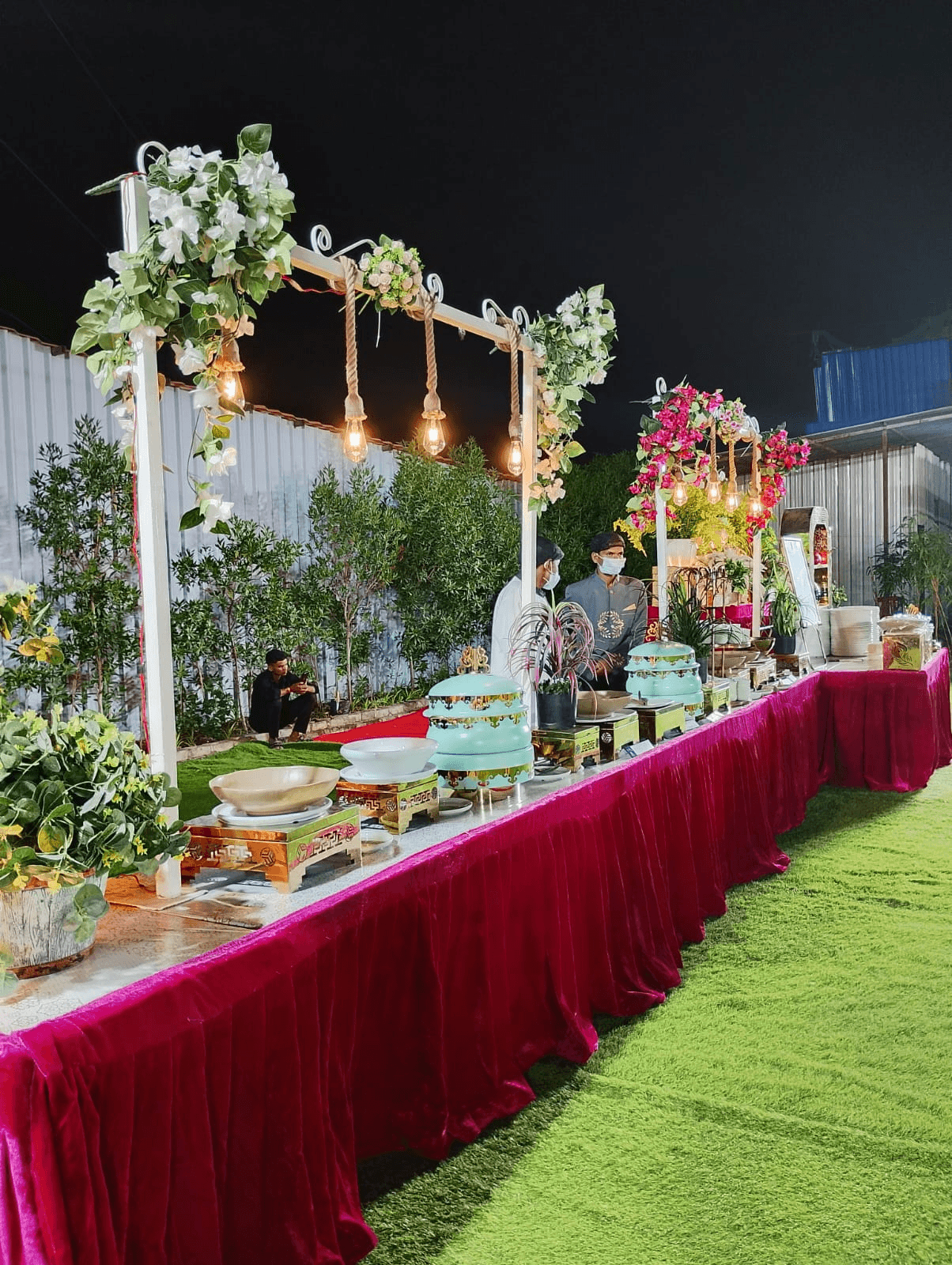 Outdoor catering arrangement
